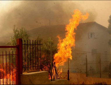 Έκτακτο: Εκκενώνονται σπίτια στο Σαλαμίδι Αττικής λόγω πυρκαγιάς